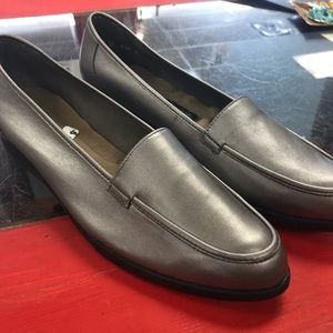 Easy spirit grey metallic loafers. Narrow. 2A
